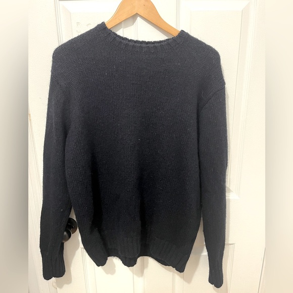 Brandy Melville
Navy Wool Sweater
28” long
23” PTP
90% wool
10% acrylic - Picture 1 of 4